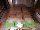 de nombreux cartons empilés sur une palette