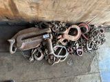 un tas de chaînes et d'autres objets par terre