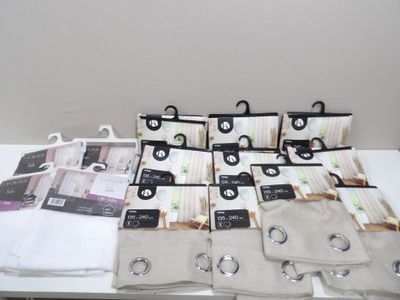 a lot of towels that are sitting on a table