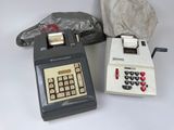 une calculatrice et un sac rempli d'argent posés sur une table
