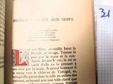 un livre ouvert sur lequel figure la photo d'un homme
