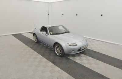 une petite voiture garée dans un garage