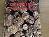 un livre posé sur une table sur laquelle se trouvent des pièces de monnaie