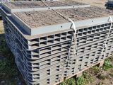 un tas de caisses posées dans l'herbe