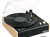 une platine vinyle recouverte d'un couvercle transparent, posée sur une surface blanche