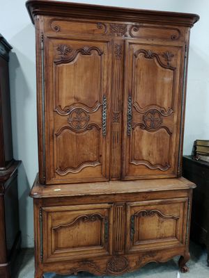 une armoire ancienne en bois à deux portes et un tiroir