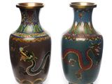 deux vases ornés de motifs de dragons, placés l'un à côté de l'autre