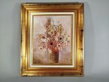 une peinture de fleurs dans un vase accrochée au mur