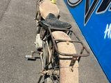 une moto garée sur le bord de la route