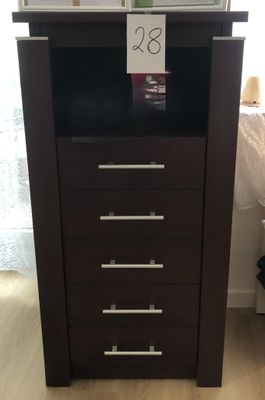 un micro-ondes posé sur une commode dans une chambre