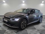 la voiture grise est garée sur un sol en damier dans le garage