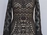 une robe noire et blanche sur un mannequin mannequin mannequin mannequin mannequin mannequin mannequin mannequin mann