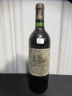une bouteille de vin posée sur une table