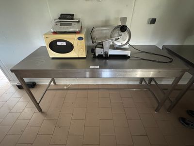 un micro-ondes et un grille-pain posés sur une table dans une cuisine