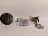 trois objets différents posés sur une surface blanche