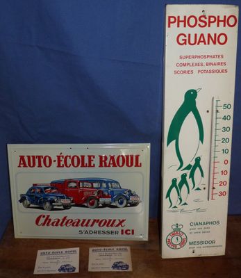 deux pancartes posées sur une table, avec une image représentant une voiture et un pingouin