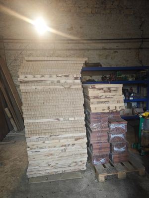 un tas de bois empilé sur une palette dans un entrepôt