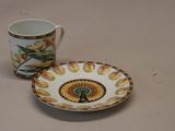 une tasse à café et sa soucoupe posées sur une table