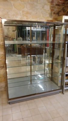une vitrine en verre au milieu d'une pièce