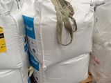 des sacs de riz posés sur des palettes dans un entrepôt