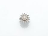 une bague en perles et diamants