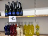 de nombreuses bouteilles d'alcool sur les étagères du magasin