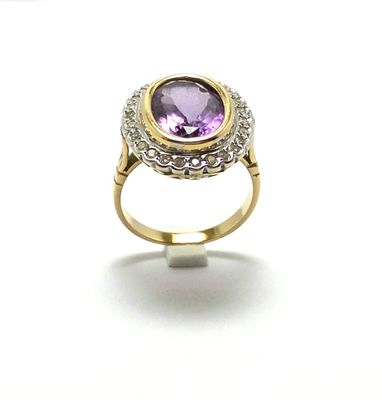 une image représentant une bague ornée d'une pierre violette entourée de diamants