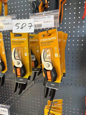 many different types of pliers on display in a store