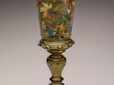 paire de gobelets en verre anciens ornés de motifs floraux peints à la main