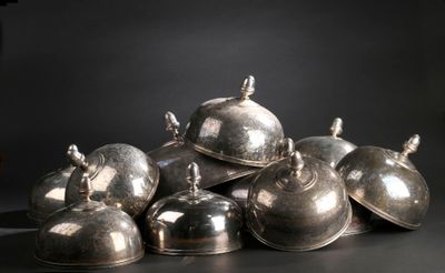 un tas de clochettes en argent posé sur une table