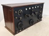 une radio à l'ancienne posée sur une table en bois