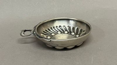 Tastevin en argent reprenant en son centre un écu aux huit L…