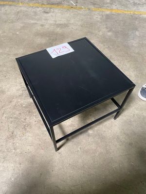 1 Table basse en métal noir. 50x50x50 cm