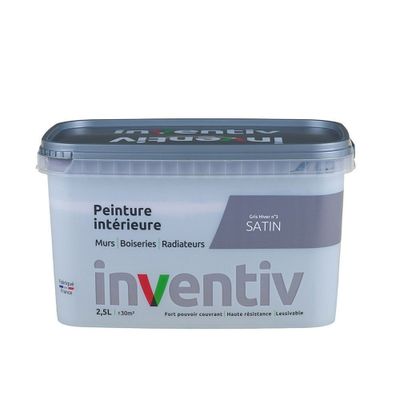 un gros plan d'un pot de peinture sur fond blanc