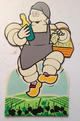 un autocollant représentant un personnage de dessin animé tenant une bouteille et un panier
