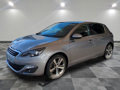 la voiture argentée est garée sur un sol en damier dans le garage