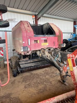 un tracteur garé sur un terrain en terre battue