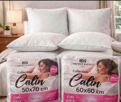 deux oreillers posés l'un à côté de l'autre sur un lit dans une chambre à coucher