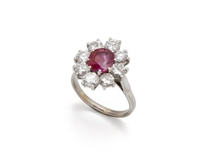 une bague à rubis et diamants