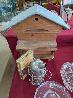 une table sur laquelle se trouvent un nichoir et d'autres objets