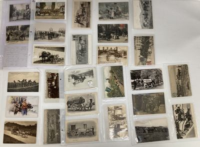 beaucoup de vieilles photos sur la table ensemble