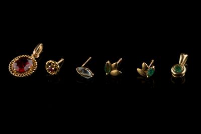 un ensemble de cinq paires d'or et de grenats
