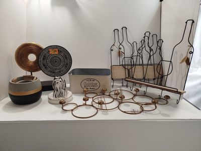 une table sur laquelle se trouvent de nombreux objets différents