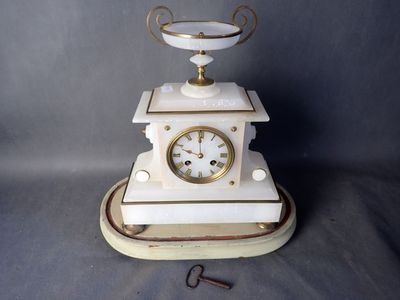 une horloge posée sur une table