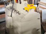 une image d'une machine dans un entrepôt