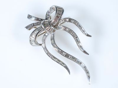 une image représentant une broche en forme d'araignée en diamant sur fond blanc