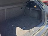 le coffre d'une voiture dont la porte est ouverte