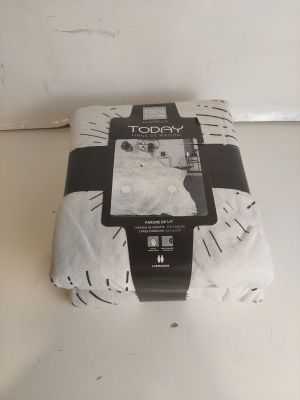 une nappe blanche posée sur une table blanche, ornée d'un motif noir et blanc