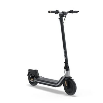 une trottinette électrique sur fond blanc