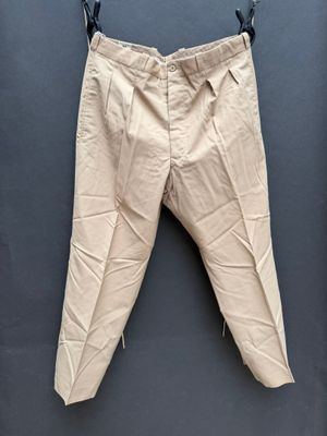 une photo d'un pantalon suspendu à une corde à linge